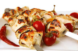image souvlaki kotopoulou kai ryzi me ntomata